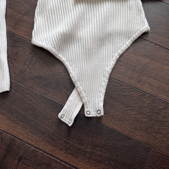 NWOT Cream A&F Ribbed Bodysuit - Picture 4 of 8